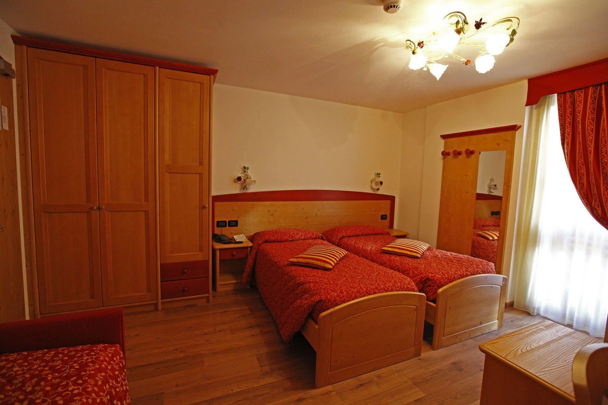 Hotel Il Maniero Ossana Esterno foto