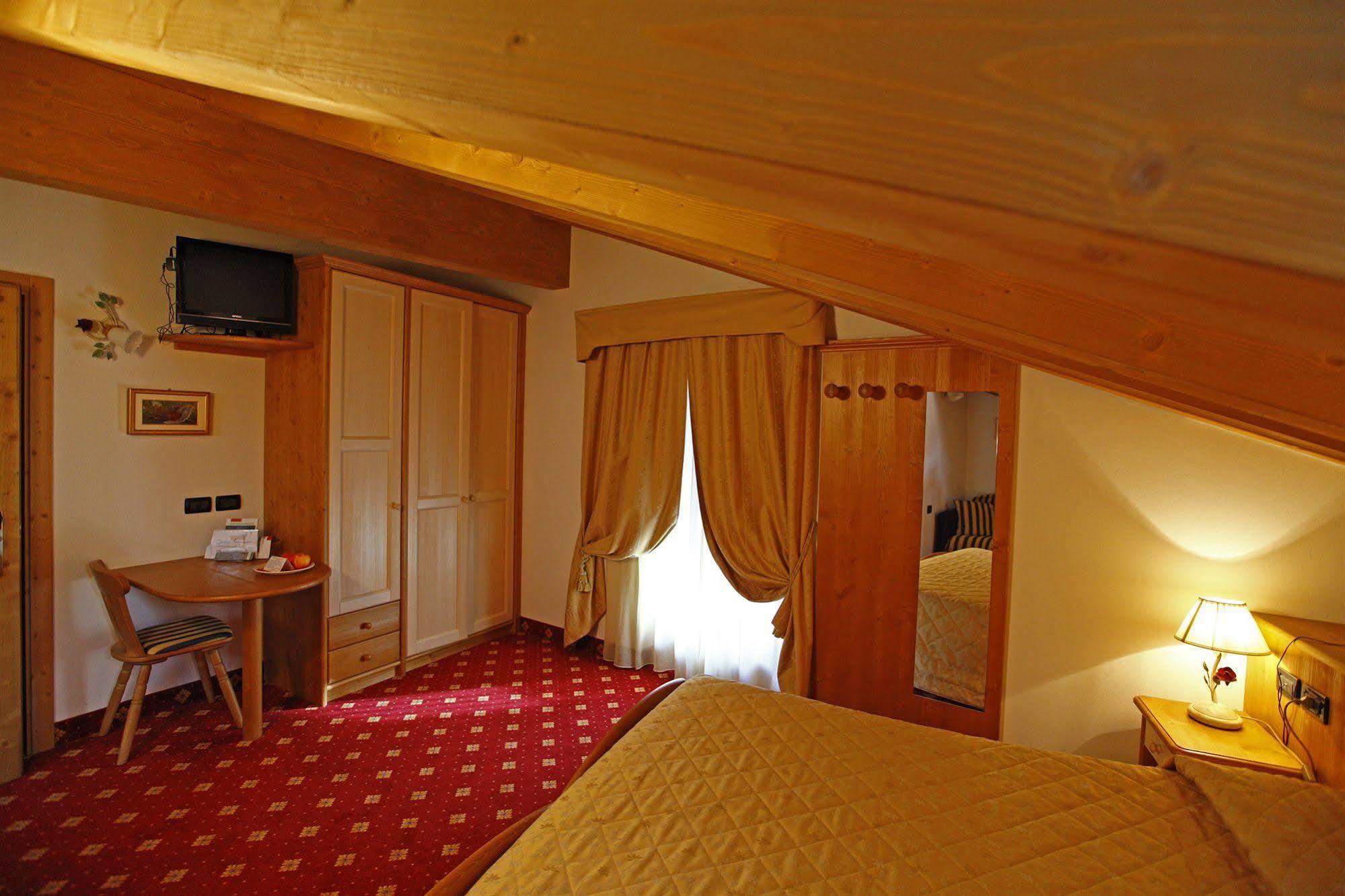 Hotel Il Maniero Ossana Esterno foto