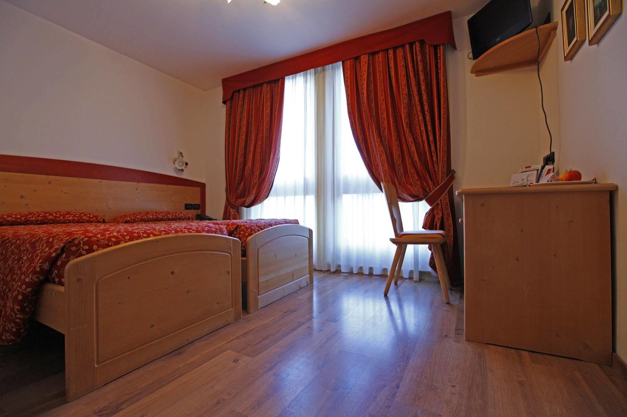 Hotel Il Maniero Ossana Esterno foto